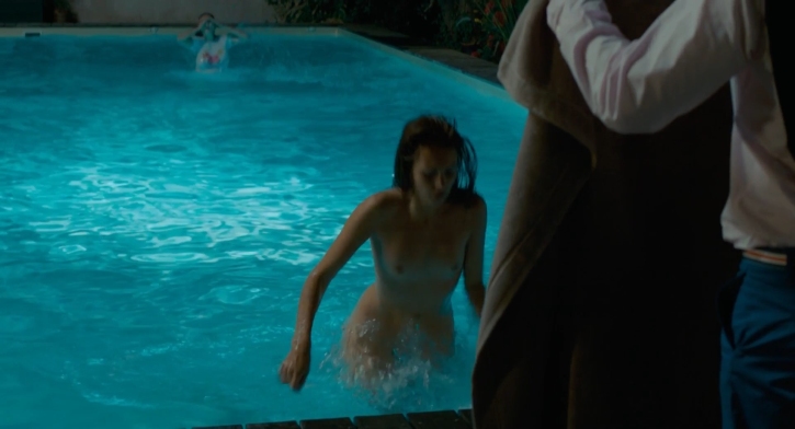 Alicia Endemann con falda corta 30