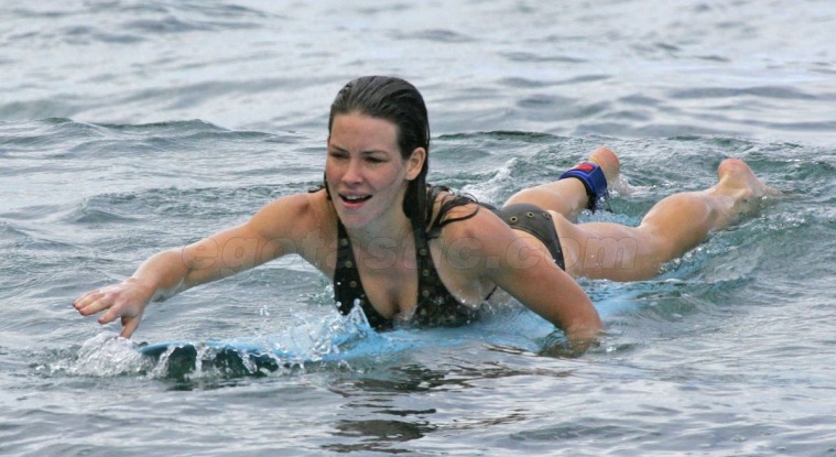 Evangeline Lilly con falda corta 68