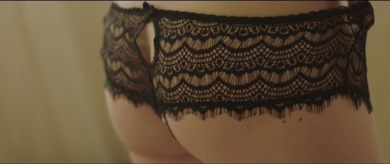 Zoe Lister-Jones desnudo